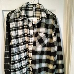 Long-sleeved black and white flannel ladies button-down shirt, large